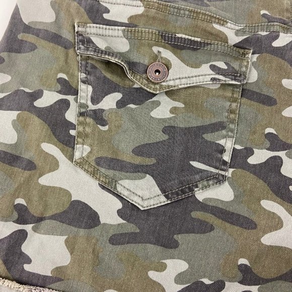 - Vanilla Star Green Camo Distressed Midi Shorts - Picture 8 of 9